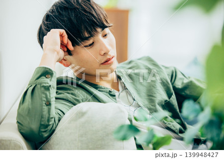 リビングで考え事をする男性 リビングで考え事をする男性 139948427