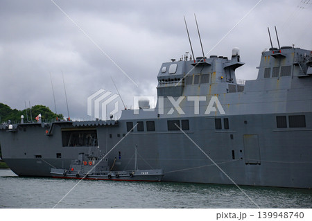 遊覧船から見えた係留中の護衛艦とえい船 遊覧船から見えた係留中の護衛艦とえい船 139948740