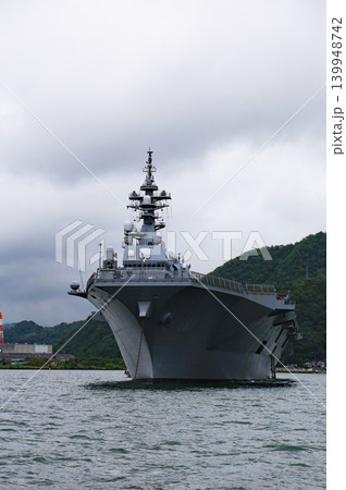 遊覧船から見えた係留中の護衛艦 遊覧船から見えた係留中の護衛艦 139948742