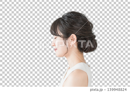 一位面帶微笑、閉著眼睛的女性的側面像(E字臉型)。 一位面帶微笑、閉著眼睛的女性的側面像(E字臉型)。 139948824