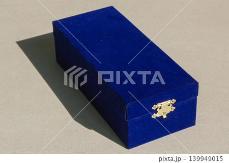 It is a closed plaque case. It is a closed plaque case. 139949015