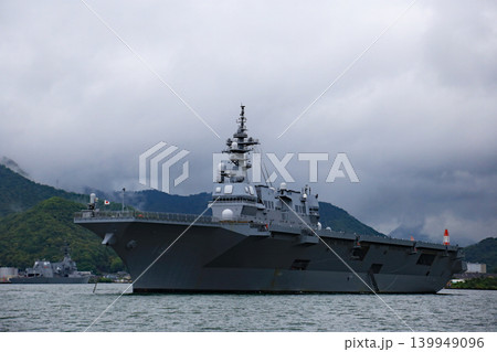 遊覧船から見えた係留中の護衛艦 遊覧船から見えた係留中の護衛艦 139949096