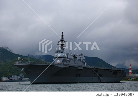 遊覧船から見えた係留中の護衛艦 139949097