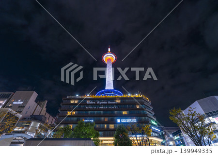 美しい夜景と京都タワーライトアップ(JR京都駅) 美しい夜景と京都タワーライトアップ(JR京都駅) 139949335