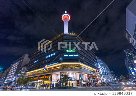 美しい夜景と京都タワーライトアップ(JR京都駅) 美しい夜景と京都タワーライトアップ(JR京都駅) 139949337
