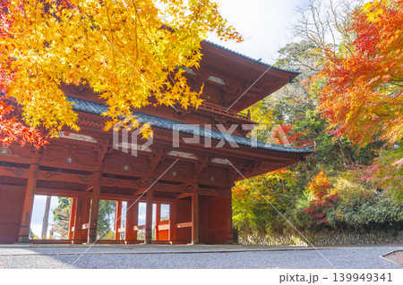 秋の高野山 大門と紅葉したモミジ 秋の高野山 大門と紅葉したモミジ 139949341