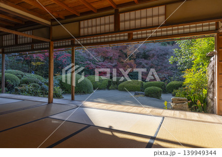 秋の京都 詩仙堂 詩仙の間から見る紅葉の庭園 秋の京都 詩仙堂 詩仙の間から見る紅葉の庭園 139949344