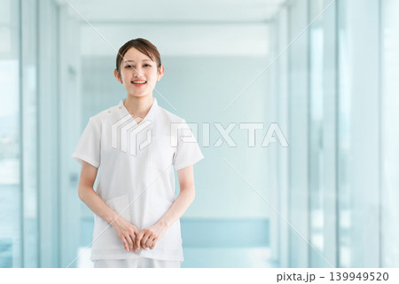 スクラブ姿の医療従事者,医療スタッフ,医師,看護師の女性 139949520