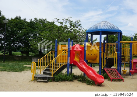 児童公園の遊具 児童公園の遊具 139949524