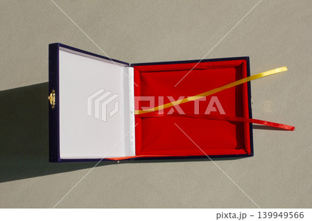It is an open plaque case. 139949566