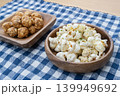 木の皿に盛られた二種類のポップコーン 139949692