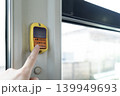バスの降車ボタンを押そうとするシーン 139949693