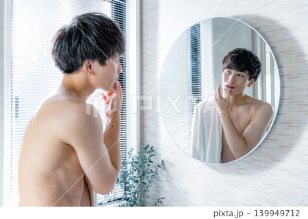 肌を確認する男性 肌を確認する男性 139949712