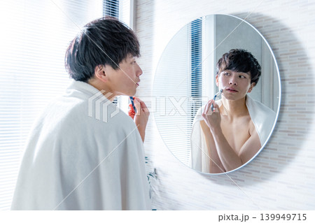 髭を剃る若い男性 髭を剃る若い男性 139949715