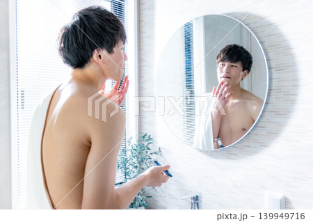 髭を剃る若い男性 139949716