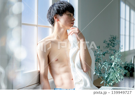 裸でくつろぐ若い男性 裸でくつろぐ若い男性 139949727