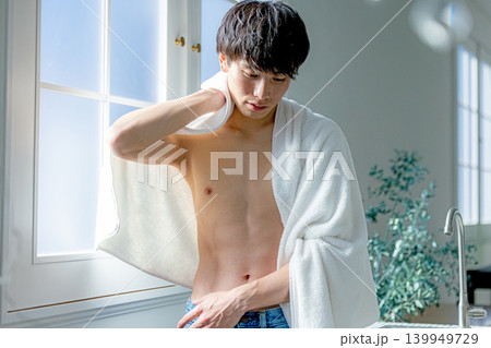 裸でくつろぐ若い男性 裸でくつろぐ若い男性 139949729