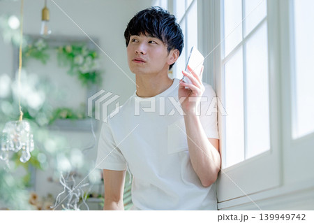 スマホを見る男性 スマホを見る男性 139949742