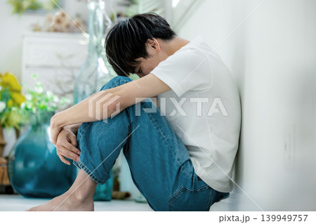 落ち込む男性 139949757