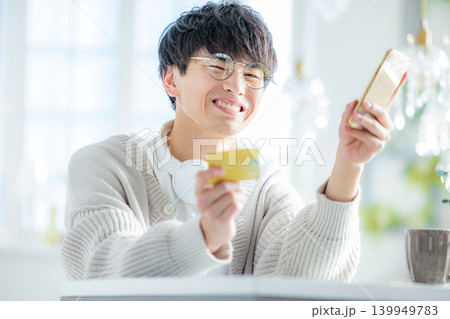 スマホでネットショッピングをする男性 スマホでネットショッピングをする男性 139949783