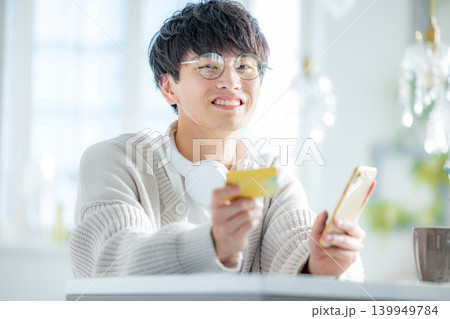 スマホでネットショッピングをする男性 139949784