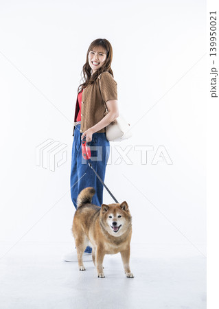 柴犬と散歩をする若い女性 白バック 柴犬と散歩をする若い女性 白バック 139950021