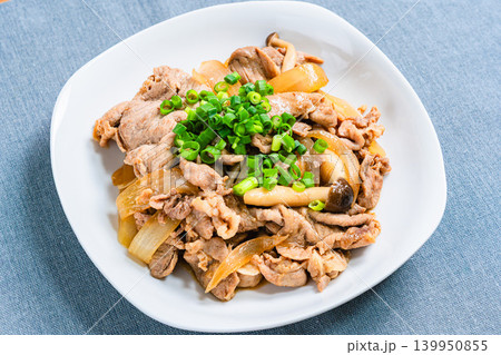 豚肉ときのこのスタミナ炒め ネギをのせた和風おかずの料理写真 豚肉ときのこのスタミナ炒め ネギをのせた和風おかずの料理写真 139950855