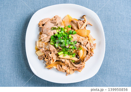 豚肉ときのこのスタミナ炒め ネギをのせた和風おかずの料理写真 豚肉ときのこのスタミナ炒め ネギをのせた和風おかずの料理写真 139950856