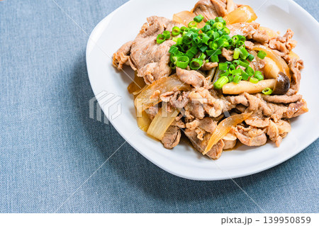 豚肉ときのこのスタミナ炒め ネギをのせた和風おかずの料理写真 豚肉ときのこのスタミナ炒め ネギをのせた和風おかずの料理写真 139950859