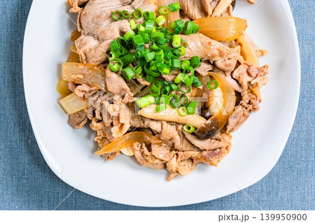 豚肉ときのこのスタミナ炒め ネギをのせた和風おかずの料理写真 豚肉ときのこのスタミナ炒め ネギをのせた和風おかずの料理写真 139950900