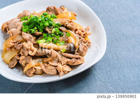 豚肉ときのこのスタミナ炒め ネギをのせた和風おかずの料理写真 139950901