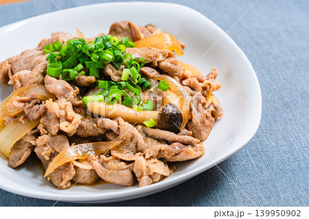 豚肉ときのこのスタミナ炒め ネギをのせた和風おかずの料理写真 豚肉ときのこのスタミナ炒め ネギをのせた和風おかずの料理写真 139950902