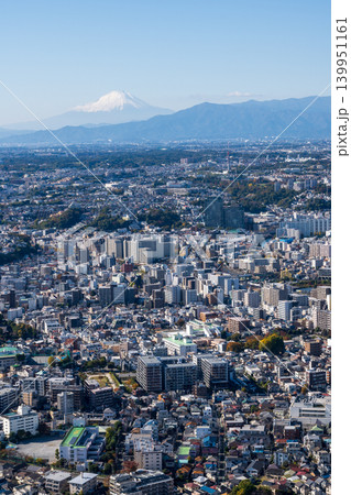 横浜ランドマークタワーから望む市街地と冠雪の富士山の絶景(縦構図) 横浜ランドマークタワーから望む市街地と冠雪の富士山の絶景(縦構図) 139951161