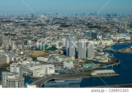 展望台から俯瞰するみなとみらいのモダンな建築と湾岸都市風景 展望台から俯瞰するみなとみらいのモダンな建築と湾岸都市風景 139951163
