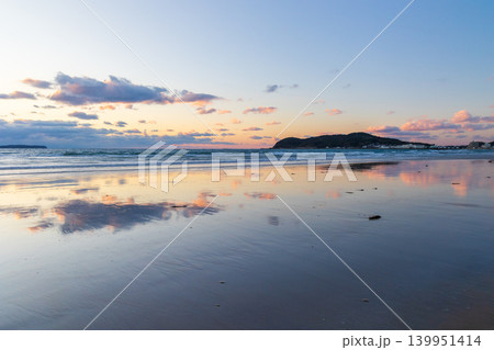 冬の福岡県福津市　夕暮れの宮地浜（かがみの海） 139951414