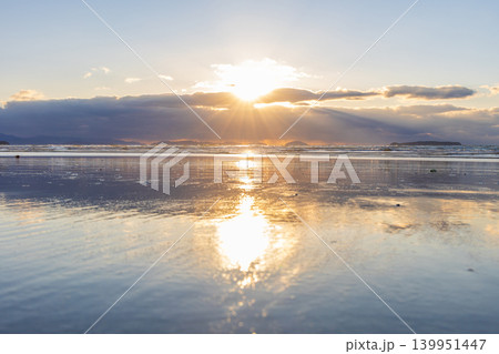冬の福岡県福津市 夕暮れの宮地浜(かがみの海) 冬の福岡県福津市 夕暮れの宮地浜(かがみの海) 139951447