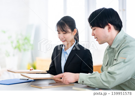 サンプルを並べて会話する男女 サンプルを並べて会話する男女 139951578