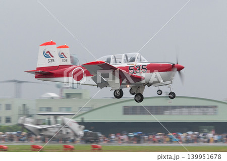 雨天着陸する航空自衛隊T-3練習機の編隊 雨天着陸する航空自衛隊T-3練習機の編隊 139951678