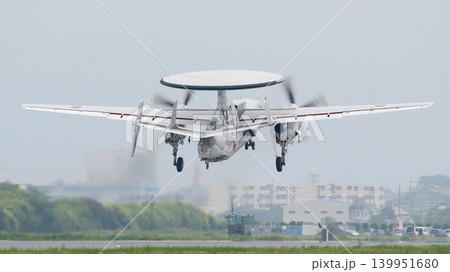 離陸する航空自衛隊E-2Cホークアイ 139951680