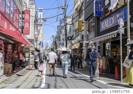 学芸大学駅東口商店街の街並み 学芸大学駅東口商店街の街並み 139951750