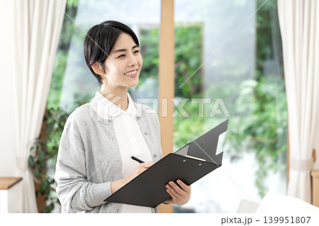 若い女性介護士 若い女性介護士 139951807