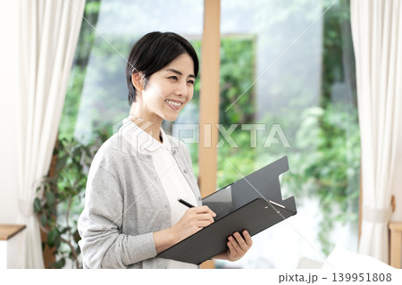 若い女性介護士 139951808