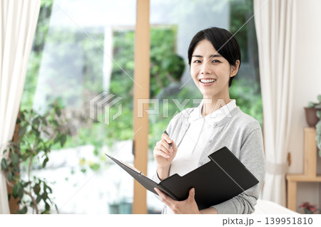 若い女性介護士 若い女性介護士 139951810