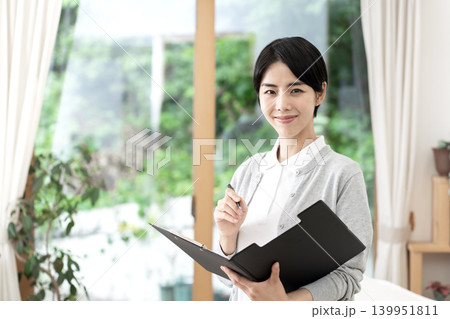 若い女性介護士 139951811