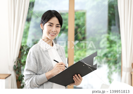 若い女性介護士 若い女性介護士 139951813