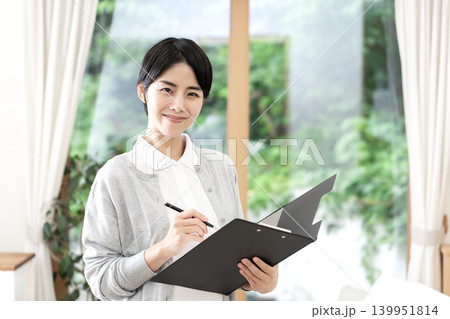 若い女性介護士 若い女性介護士 139951814
