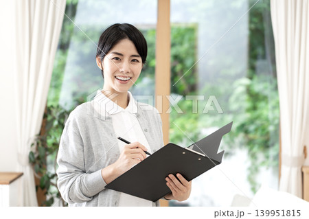 若い女性介護士 若い女性介護士 139951815