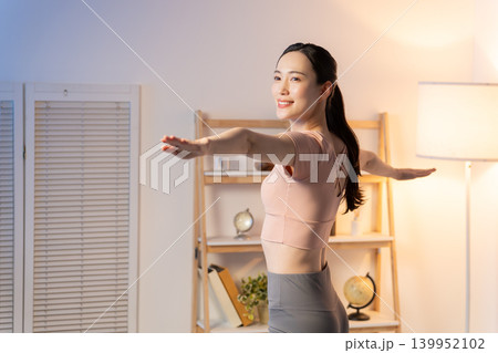 夜に家でヨガをする女性 139952102