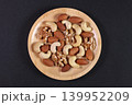 皿に盛り付けたミックスナッツ　クローズアップ 139952209