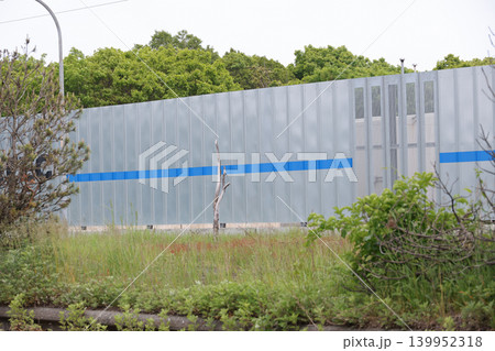 フェンス、外壁、壁、工場、作業場、目隠し、アルミ、建物、産業、施設、囲い、作業員 139952318